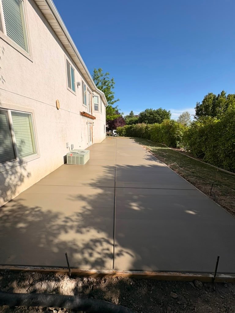 Finished residential concrete driveway by Cadoava